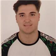 Profesor de inglés reparte clases a niños de todas las edades